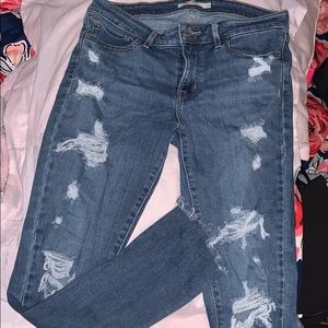 Levi’s Distressed Ripped jeans 29
